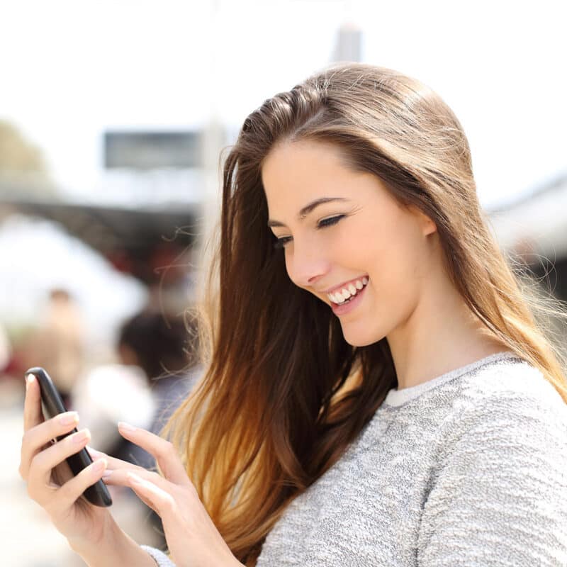 Studentin mit Telefon