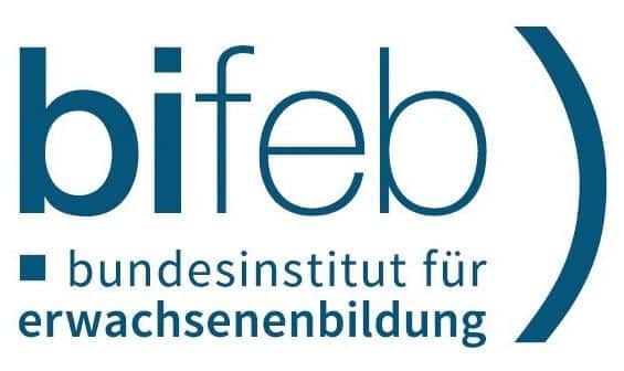 Meinkarrierestart.at Logo von bifeb, dem Bundesinstitut für Erwachsenenbildung, mit blauem Text und einer geschwungenen Linie rechts.