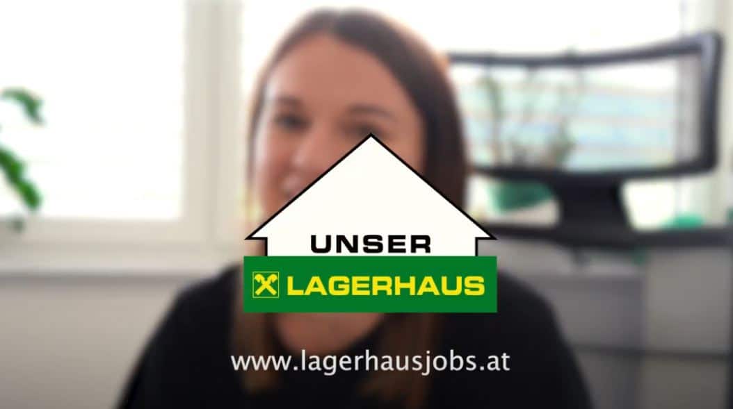 meinkarrierestart.at Eine Frau sitzt im Innenbereich, im Vordergrund sind das Logo von „Unser Lagerhaus“ und die Website www.lagerhausjobs.at deutlich zu sehen.
