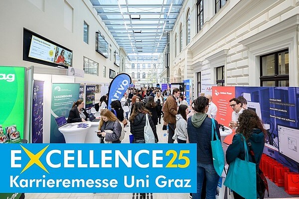 Meinkarrierestart.at Menschen besuchen eine Karrieremesse in einer großen, hellen Halle mit Ständen und Bannern. Auf einem Schild davor steht „Excellence 25 Karrieremesse Uni Graz“.