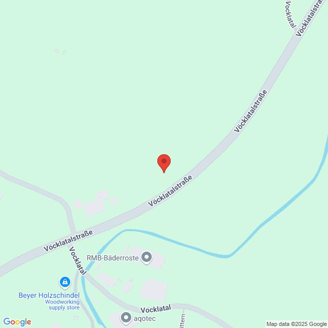 meinkarrierestart.at Karte mit einem genauen Standort an der Vöcklatalstraße, nahe der Kreuzung mit einer anderen Straße, mit umliegenden Geschäften und einem sichtbaren Bach.