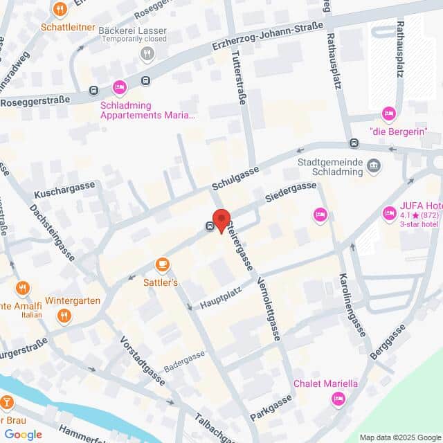 meinkarrierestart.at Karte des zentralen Bereichs von Schladming, Österreich, mit einer roten Markierung, die einen bestimmten Ort in der Nähe der Straßen Schlulgasse und Lange Gasse anzeigt.