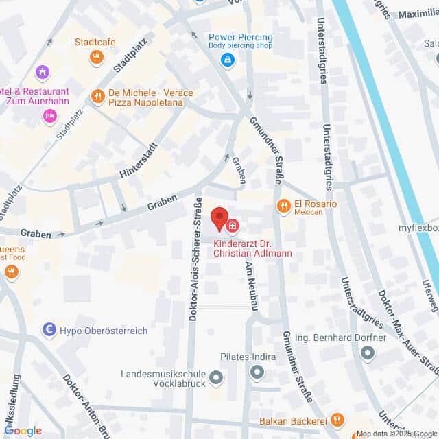 meinkarrierestart.at Karte mit dem Standort von Kinderarzt Dr. Christian Adlmann in der Doktor Alois Scheicher Straße in Vöcklabruck, Österreich, mit Beschriftung der umliegenden Geschäfte und Straßen.