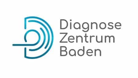 meinkarrierestart.at Logo des Diagnose Zentrum Baden mit einem stilisierten blauen Kreisdesign auf der linken Seite und dem Text „Diagnose Zentrum Baden“ in Grau auf weißem Hintergrund.