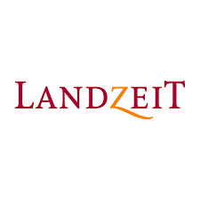 meinkarrierestart.at Das Bild zeigt das Logo „LANDZEIT“ mit roter Schrift und einem stilisierten orangefarbenen „Z“. Der Hintergrund ist weiß.