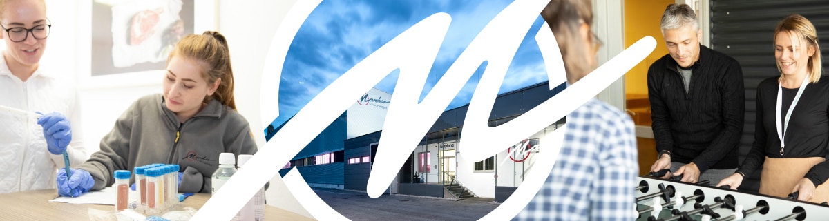 meinkarrierestart.at Eine Collage, die Laborarbeit mit Reagenzgläsern, die Außenansicht eines Firmengebäudes und zwei Personen zeigt, die in einer Büroumgebung Tischfußball spielen.