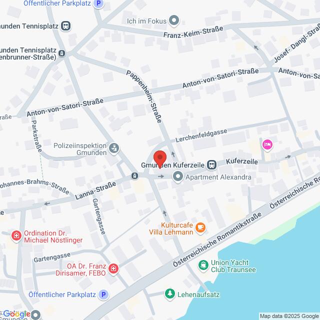 meinkarrierestart.at Eine Karte, die einen Teil von Gmunden, Österreich, zeigt, mit einer roten Standortmarkierung in der Nähe der Straße Kuferzeile und mehreren beschrifteten Geschäften und Sehenswürdigkeiten in der Nähe.