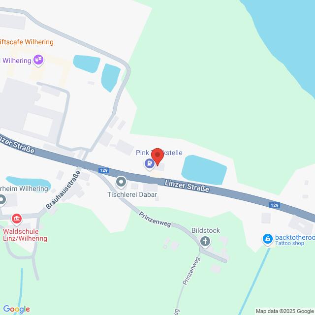 meinkarrierestart.at Eine Karte, die den Standort der Pink Tankstelle in der Linzer Straße in Wilhering, Österreich, in der Nähe anderer Geschäfte und eines Flusses zeigt.